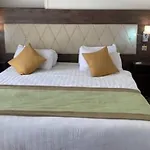 Up Town Hotel
